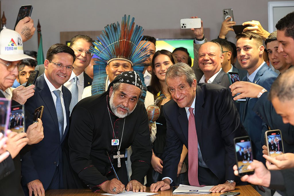 Padre Kelmon e o presidente Valdemar Costa Neto durante a assinatura da ficha de filiação ao PL