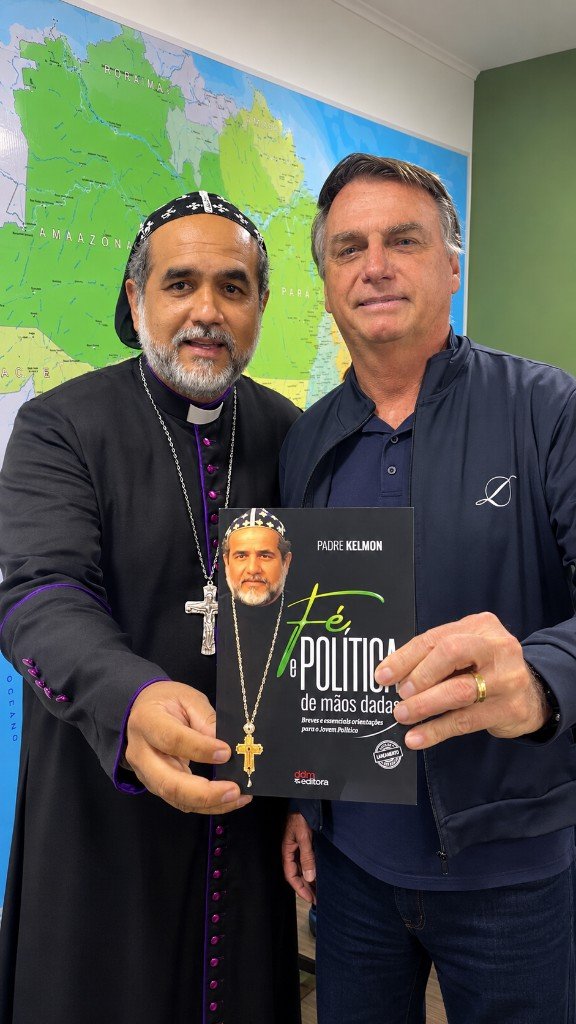 Padre Kelmon apresenta o livro Fé e Política de Mãos Dadas