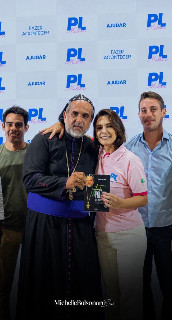 Padre Kelmon com o livro Fé e Política de Mãos Dadas no PL