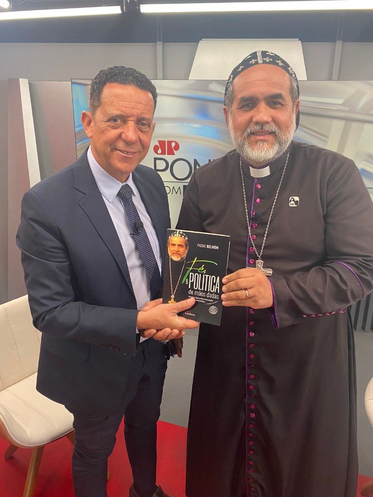 Padre Kelmon apresenta o livro em entrevista