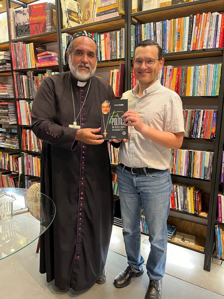Padre Kelmon com o livro Fé e Política de Mãos Dadas