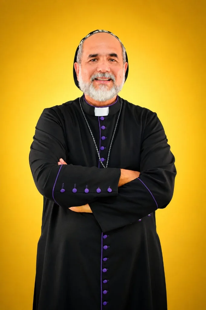 Padre Kelmon, retrato com fundo amarelo
