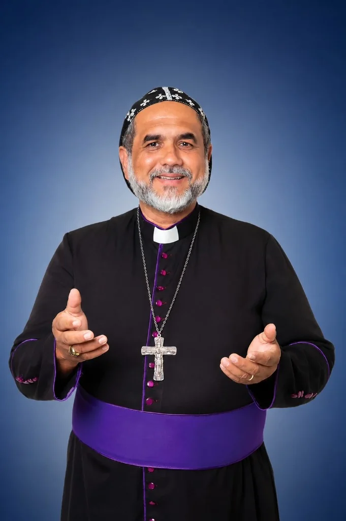 Padre Kelmon, retrato com fundo azul