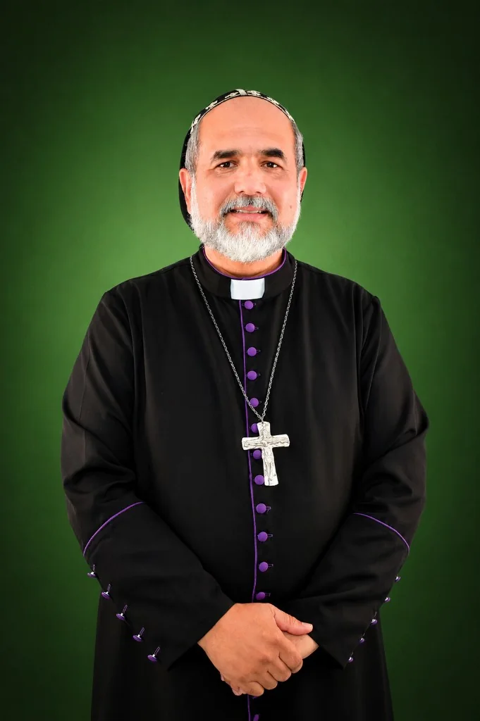 Padre Kelmon, retrato com fundo verde